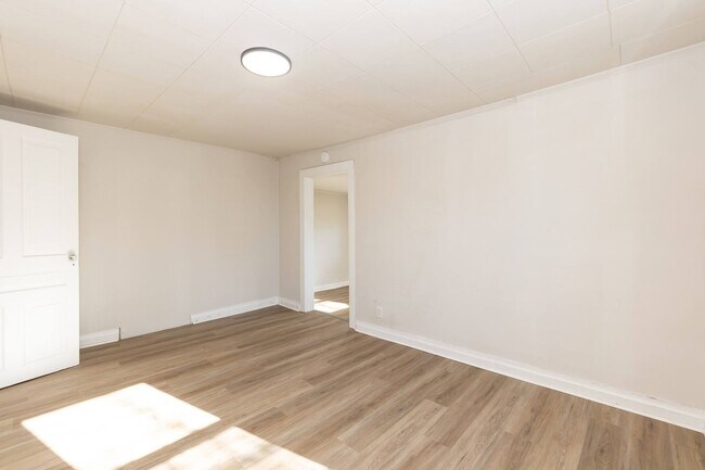 Building Photo - Renovated Two bedroom Home!