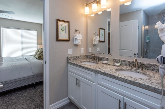 Building Photo - Stylish 3-Bedroom Townhome with Fireplace, Modern Kitchen & Spacious Layout!