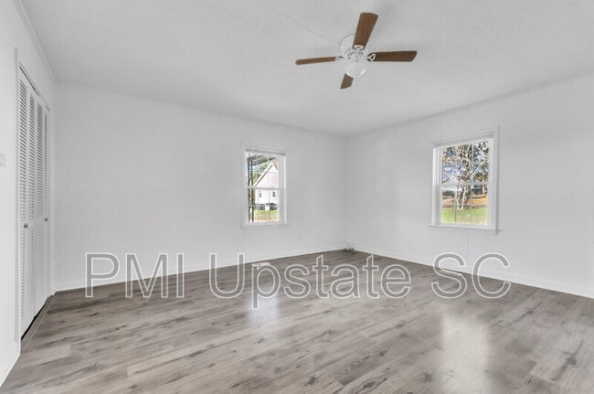 Building Photo - 109 S 7th St