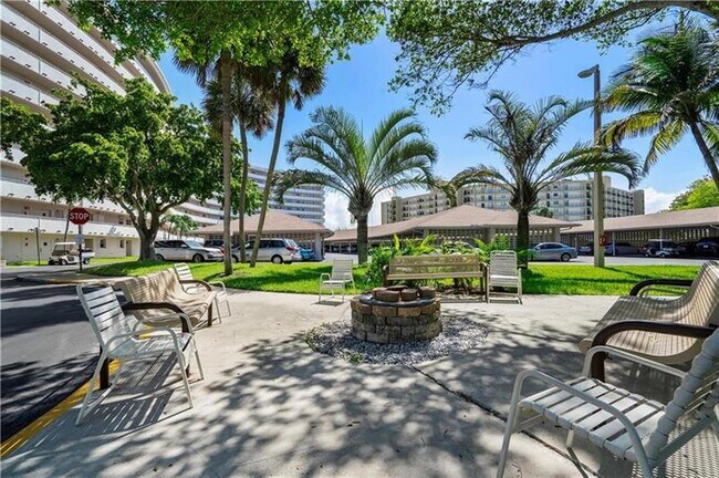 Building Photo - 1537 E Hillsboro Blvd