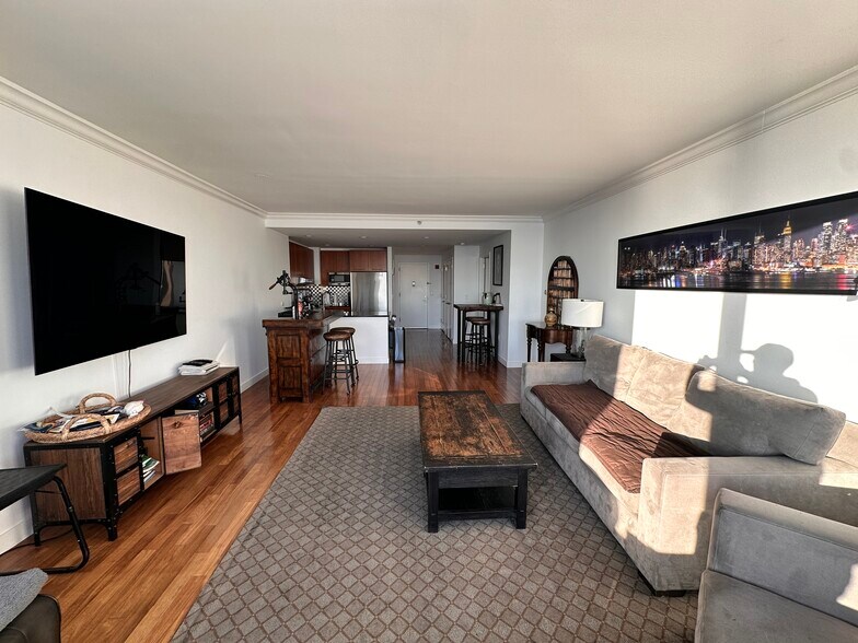 Building Photo - 25 Hudson St