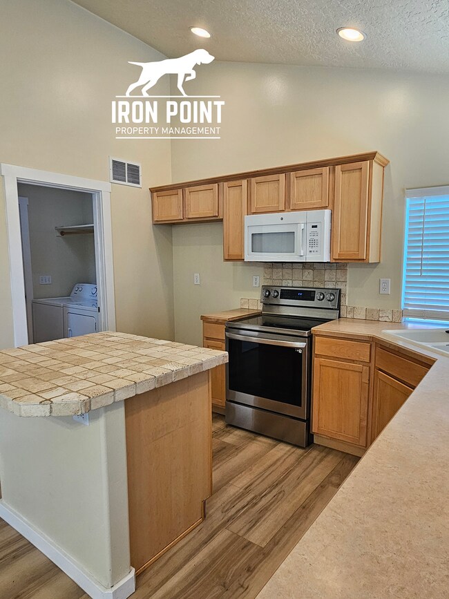 Building Photo - 3bed/2bath w/3 car garage, upstairs bonus room, vaulted ceilings, & fenced yard.