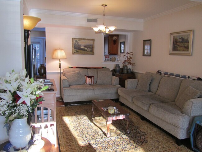 Building Photo - Lovely townhome in Forest Lakes South