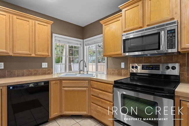 Building Photo - Quiet Abode in Prime Location with Easy Ac...