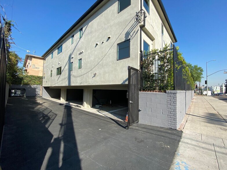 Building Photo - 3207 W 3rd, #1