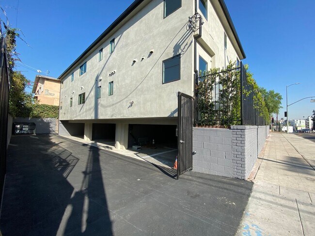 Building Photo - 3207 W 3rd, #1