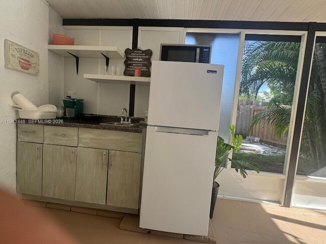 Building Photo - 582 E 18th St