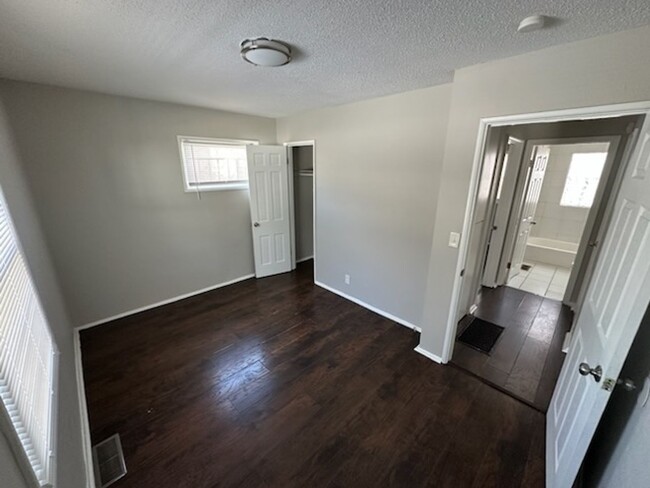 Building Photo - 3 Bedroom available in the Blue District o...