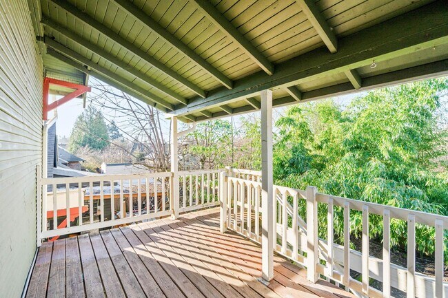 Building Photo - Charming, vintage 2-bdrm/1-bath upper in Richmond neighborhood. W/D, storage, off-street parking