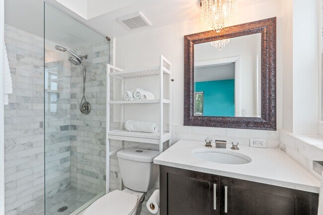 Building Photo - Single Family home on quiet street steps from the Intracoastal and Dining