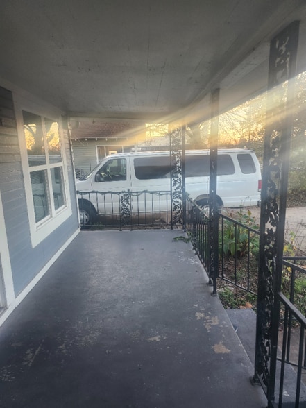 Building Photo - 714 E Lamar St