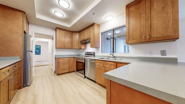 Building Photo - Bright and Beautiful 4 bedroom 2.5 Bath with large enclosed back yard and close proximity to Mari...