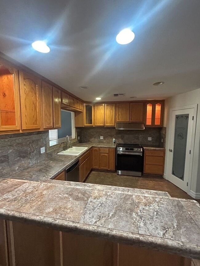 Building Photo - Spacious Home for Rent