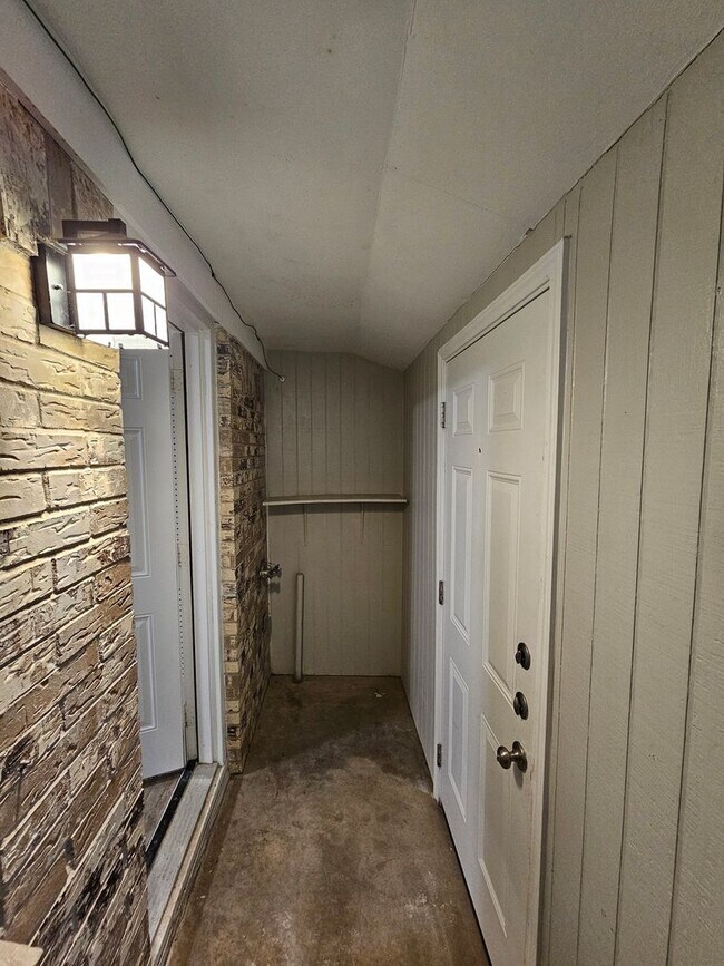 Building Photo - Spacious 2BR Duplex in Fort Worth