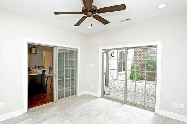 Building Photo - Gorgeous 3 bedroom townhome in Beaumont!