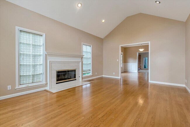 Building Photo - 954 Russell Ave