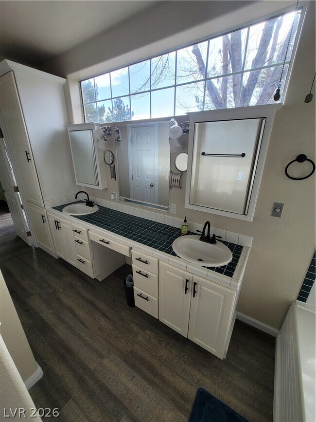 Building Photo - 1951 Jim Haworth