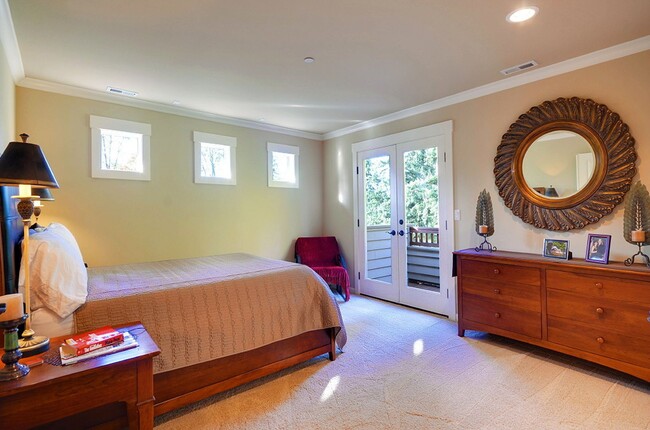 Building Photo - Stunning 5 bedroom Kirkland Home