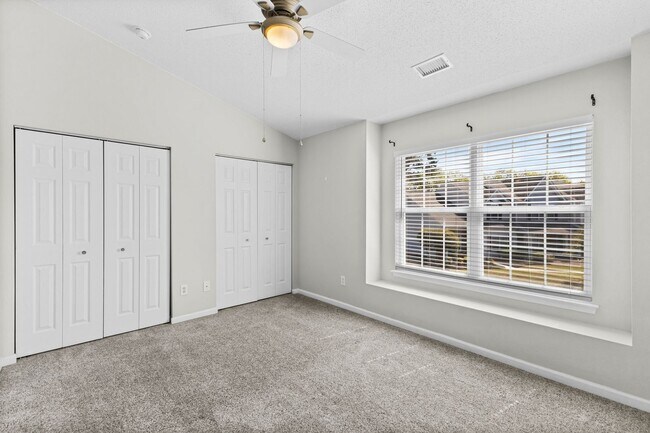 Building Photo - Charming Townhome with Water Views near The Market Common!