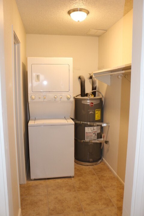 Building Photo - NO SHOWINGS UNTIL 12/15/25