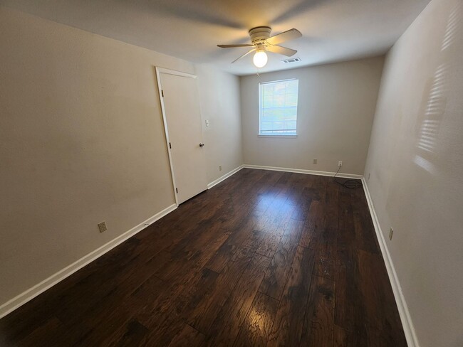 Building Photo - 608 Genard St