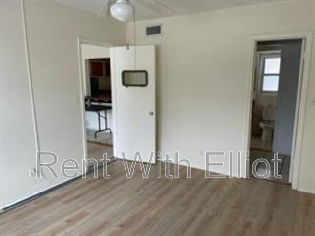 Building Photo - 1001 SE 16th St