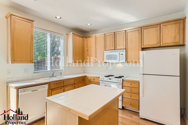 Building Photo - Charming and Comfortable Townhouse in Bethany Area!