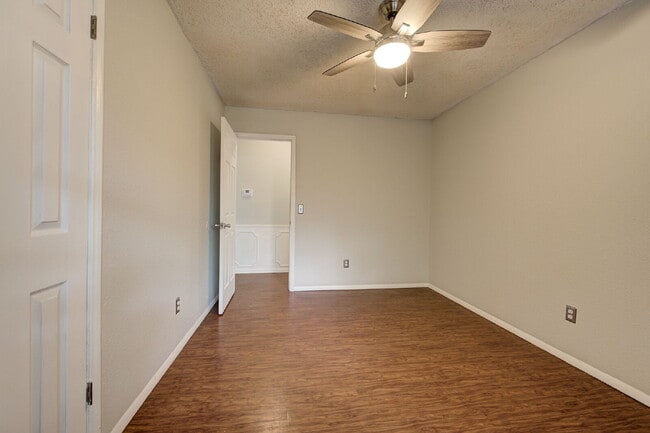 Building Photo - Rollingwood Beauty!