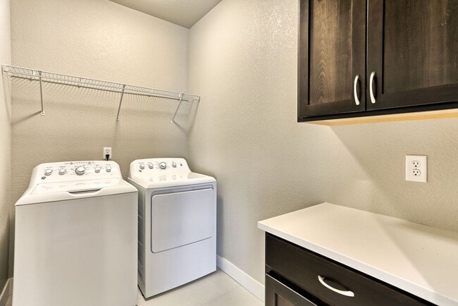 Building Photo - MOVE In SPECIAL - Beautiful 3 Bedroom 2 1/2 Bath Townhome in Loveland