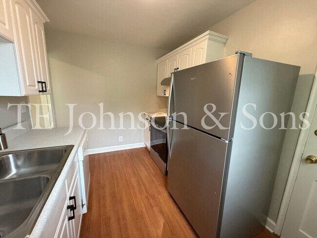 Building Photo - Spacious 2 Bedroom Condo