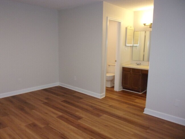 Building Photo - Beautiful 3 Bedroom 2 Bath Ground Level Condo in Tall Oak Villas