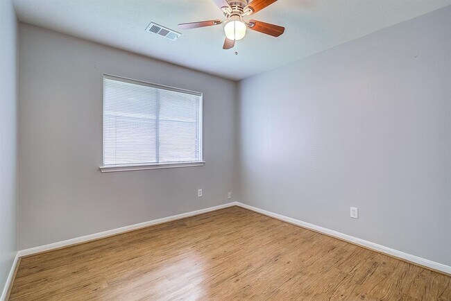 Building Photo - 4826 Linden Pl
