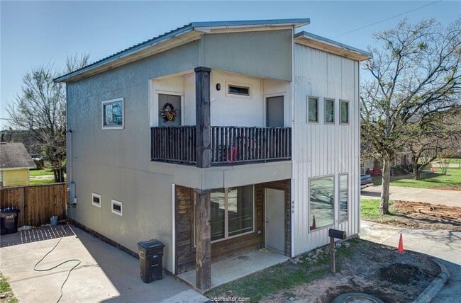 Building Photo - 806 Nimitz St