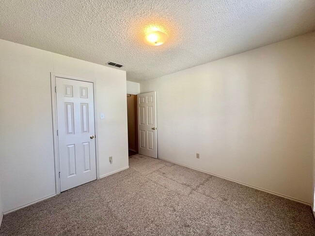 Building Photo - Available now! 3/2/2 with fenced backyard and small sunroom