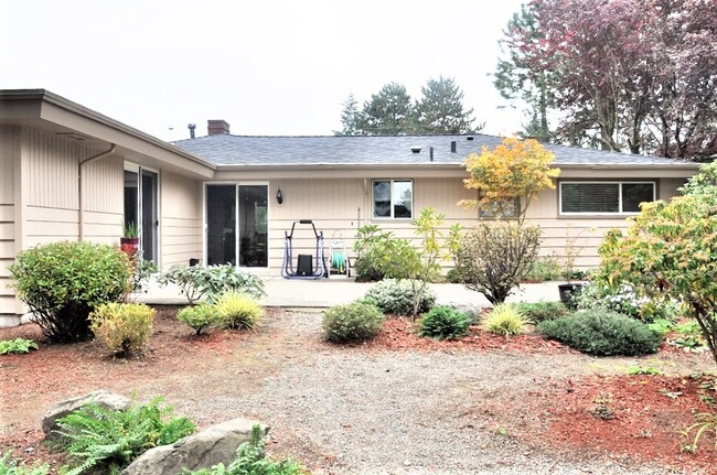 Building Photo - Gorgeous well maintained 4 bed house avail...