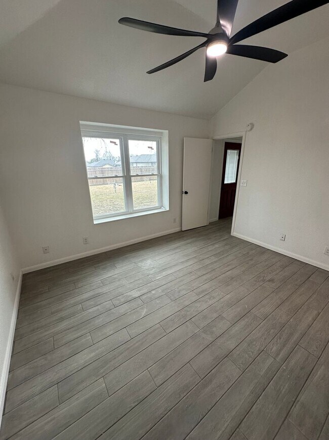 Building Photo - AVAILABLE NOW!! NEWLY REMODELED