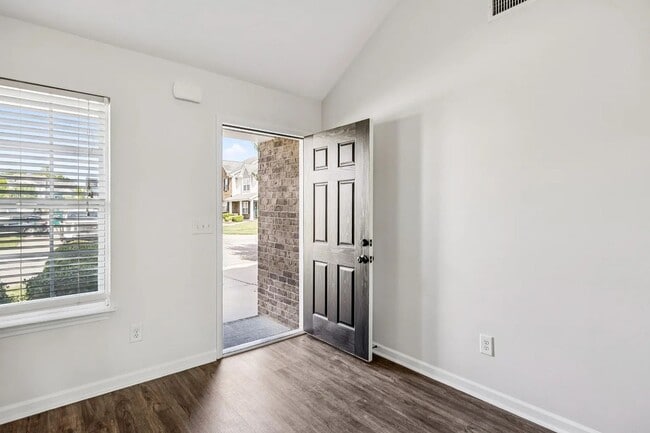 Building Photo - 1067 Muna Ct