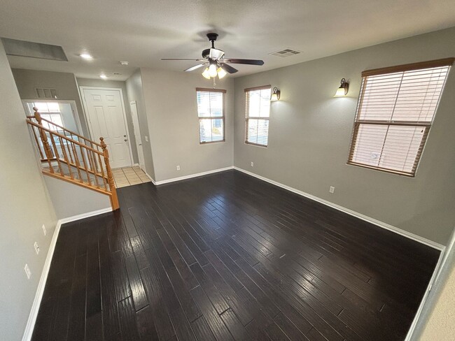 Building Photo - Beautiful 4Bed/3Bath/2Car home located between Summerlin/Providence area