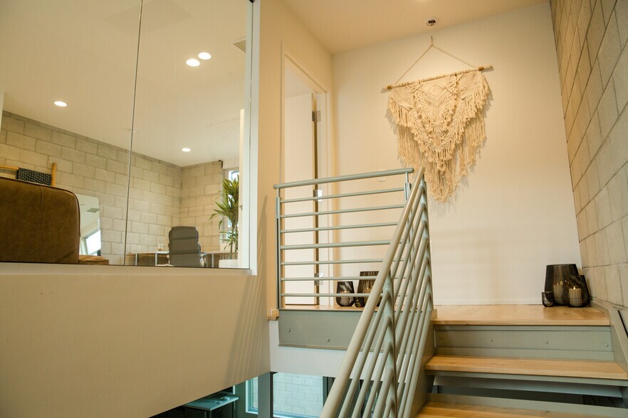 Building Photo - 3450 Cahuenga Blvd W