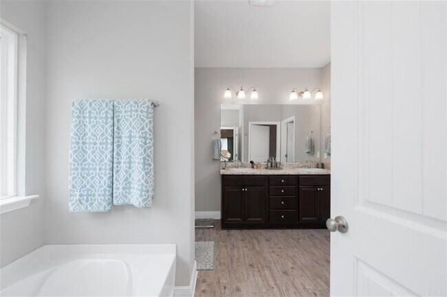 Building Photo - 8605 Bucklebury Dr