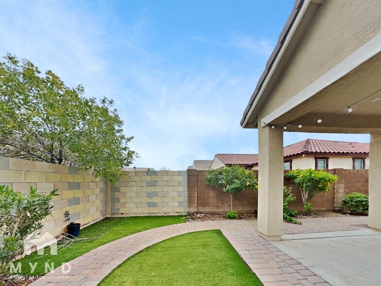 Building Photo - 2816 E Russell St