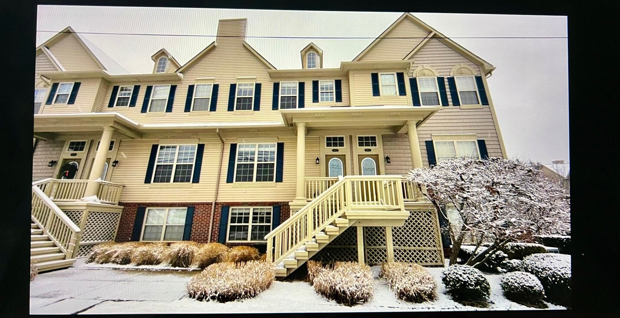 Front of bldg - 1543 Cass Lake Rd