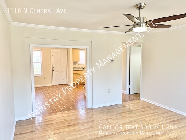 Building Photo - Updated 3 Bed 3 Bath End Unit Townhouse