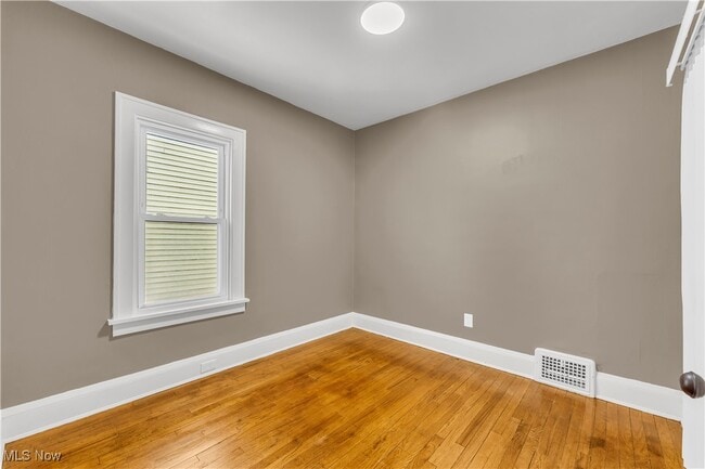 Building Photo - 10403 Russell Ave