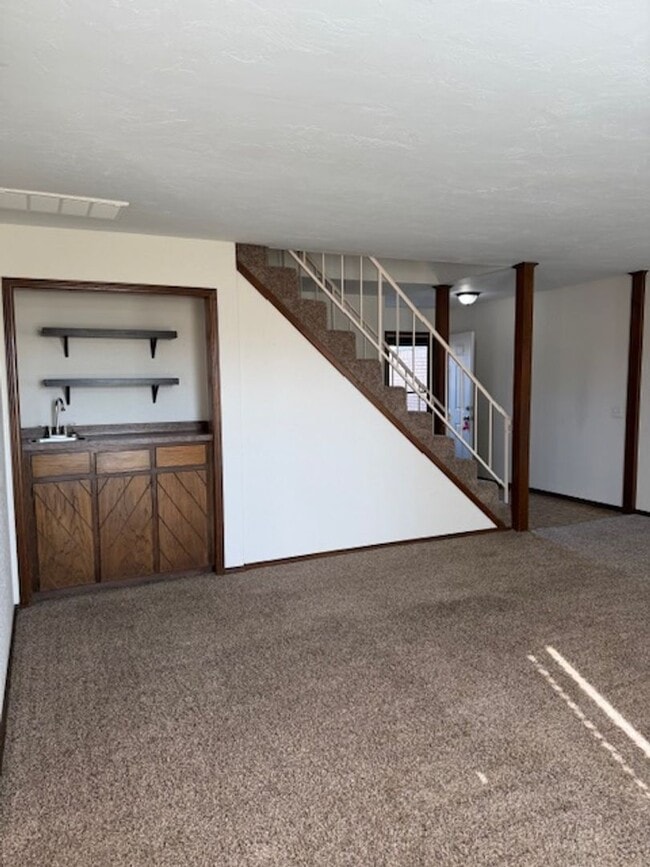 Building Photo - Spacious 2 bed/2.5 Baths - Duplex in the Surrey Hills Addition