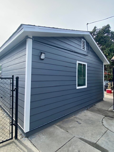 Side - 413 W 53rd St
