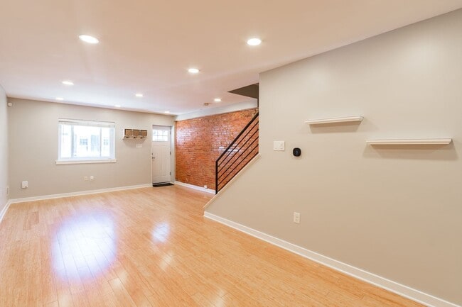 Building Photo - Three Bedroom Graduate Hospital Townhome