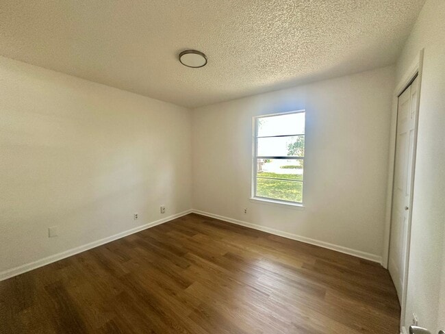 Building Photo - AVAILABLE NOW!