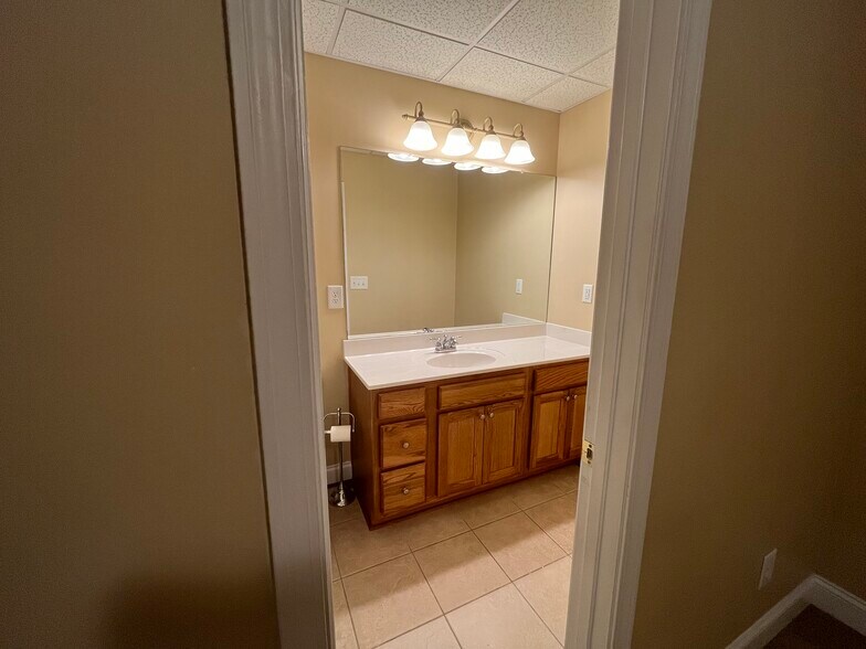 Building Photo - 5182 Glenstone Ct