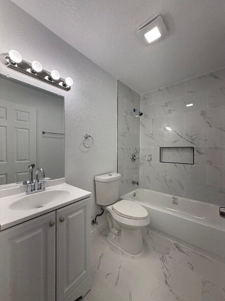 Building Photo - 6614 Robin Forest